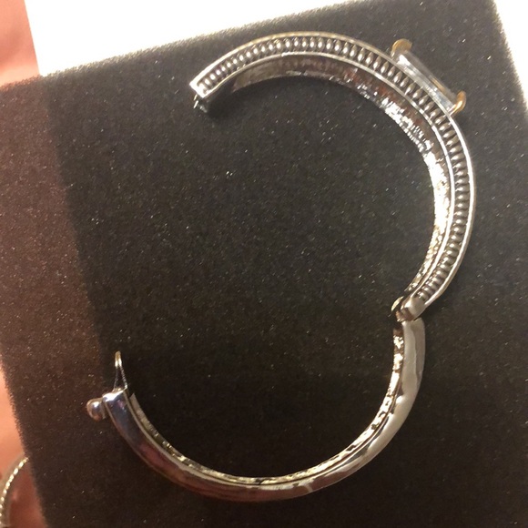 Gorgeous designer inspired bracelet with button opening - Picture 4 of 6